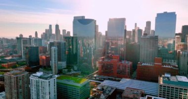 Chicago, Illinois, ABD - 01 Haziran 2024: Şikago Tren İstasyonu görünür raylı. Şehrin merkezi gökdelenli sabah panoraması..