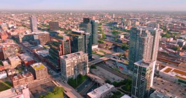 Chicago, Illinois, ABD - 01 Haziran 2024: Çok şeritli yolları olan şehir merkezinin manzaralı hava manzarası. Banliyölerin panoraması.