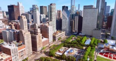 Chicago, Illinois, ABD - 01 Haziran 2024: Bulut Kapısı üzerindeki hava manzarası Millennium Park 'taki Fasulye.