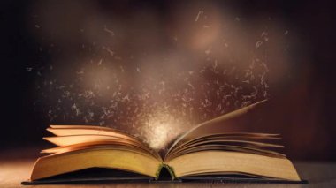 Masada parlayan sihirli kitap. Açık kağıt kitap, uçan kaligrafik harflerle parıldıyor ve parlıyor. Döngü canlandırması.