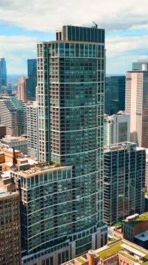 Chicago şehir merkezindeki modern mimarinin panoramik hava görüntüsü. Cam cepheli uzun gökdelenler. Dikey video.