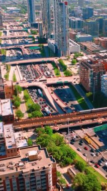 Otobanın yukarısında çok katlı üst geçitler var. Trenli metro hattı. 90 numaralı otobanda trafik sıkışık. Hava görüntüsü. Dikey video.