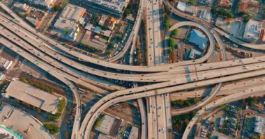 Çok katlı yollarda trafik yoğun, güneşli bir günde Los Angeles California köprüleri. 110. Otoyol 'un yukarıdan görüntüsü.