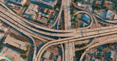 Çok katlı yollarda trafik yoğun, güneşli bir günde Los Angeles California köprüleri. 110. Otoyol 'un yukarıdan görüntüsü.
