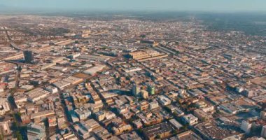 Los Angeles 'ın sanayi bölgesinde depoları, fabrikaları, ticari tesisleri var. Sokakta arabalı panoramik hava manzarası.