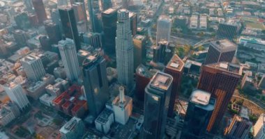 Los Angeles, CA, ABD - 15 Eylül 2024: Şehir merkezindeki modern ofis binaları, gökdelenler, bankalar, apartmanların havadan çekim görüntüleri.