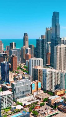 Chicago, Illinois, ABD - 01 Haziran 2024: Güneşli bir günde Chicago ve Michigan Gölü şehir manzarası. Dikey video.