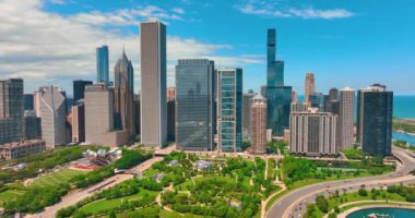 Chicago, Illinois, ABD - 01 Haziran 2024: Yazın yeşil Maggie Daley Park ve Millennium Park 'ın havadan görünüşü.