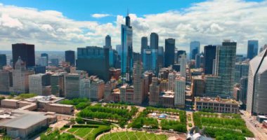 Chicago göl kenarındaki güzel Milenyum Parkı manzarası. Yeşil bölgenin modern mimariyle birleşiminin çarpıcı görüntüsü. Hava görüntüsü. Güneşli yaz günü.
