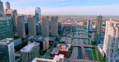 Chicago 'ya giden çok şeritli yolun havadan görüntüsü. Şehrin iş bölgesindeki çok katlı ofis binaları..