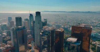 Los Angeles, CA, ABD - 15 Eylül 2024: Güneşli bir günde Los Angeles şehir merkezinin silüeti. Şehrin gökdelenleri olan iş merkezi..