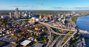 Albany şehrinin panoraması. Şehir merkezinde idari binalar var. Hudson Nehri üzerindeki yollar ve köprüler.