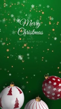 Düşen kar taneleriyle soyut yeşil arkaplan. Yılbaşı baloları, kırmızı desenli Noel ağacı süslemeleri. Uzayı kopyala Animasyon arkaplanı döngüsü. Dikey video.