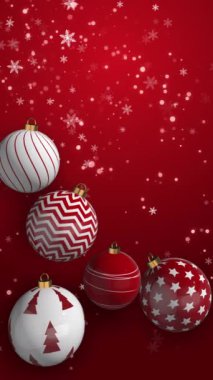 Kar tanesi kış tatili geleneksel süslemeli parlak Noel balosu oyuncağı kırmızı arka planda geleneksel 3D döngü animasyonu. Dikey video.