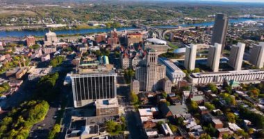 Albany, New York şehir merkezindeki hava manzarası. Şehir merkezindeki hükümet binaları. Güneşli bir sonbahar günü.