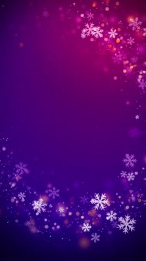 Beyaz kar taneleri çerçeveli mor bir Noel arkaplanı. Yeni yıl kışı fotokopi uzayı ile yeniden canlandı. Dikey video.