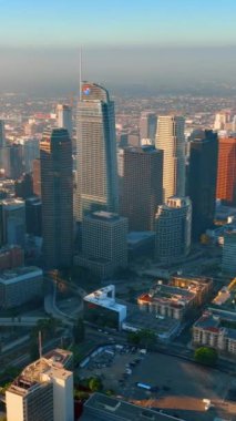 Los Angeles, CA, ABD - 15 Eylül 2024: Metropolitan Los Angeles üzerinde havacılık şehri gün doğumu manzarası. Şehir merkezinde. Dikey video.