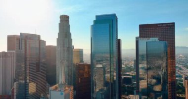 Los Angeles, CA, ABD - 15 Eylül 2024: Şehir merkezi Los Angeles. Şehir merkezindeki modern ofis binaları. Logolu cam ayna cepheleri.