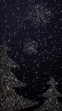 Siyah arka planda altın kar tanelerinden oluşan güzel, pırıl pırıl Noel ağacı. Davetiyeler için Kış döngüsü animasyonu. Dikey video.
