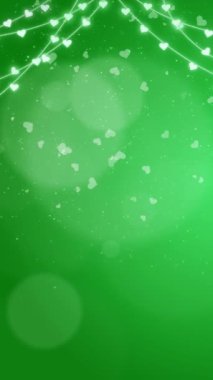 Yeşil arka planda kalp şeklinde ışıklandırmayla süslenmiş mutlu sevgililer günleri. Uçan parçacıklardan oluşan çelenk iplikleri. Döngülü animasyon. Dikey video.