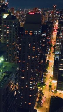 Chicago, Illinois, ABD - 01 Haziran 2024: Şehir merkezinin yukarıdan aşağı yukarı havadan görüntüsü. Ontario Caddesi. Dikey video.