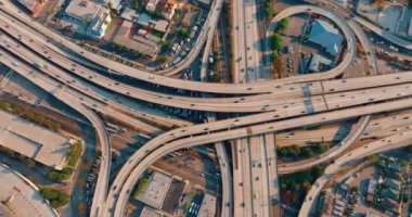 Los Angeles 'ta büyük bir otoyol kavşağının havadan görüntüsü. Çok katlı bir kavşakta trafik.