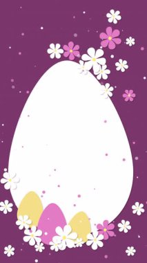 Boş beyaz yumurta şekilli çerçeve, mesaj için boşluk. Paskalya yumurtaları ve bahar çiçekleriyle donatılmış animasyon. Dikey video.