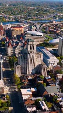 Albany şehir merkezinin parlak sonbahar manzarası. Hudson Nehri 'nin kavşağı. Hava görüntüsü. Dikey video.