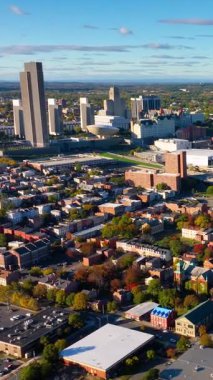 Şehir merkezinin akşam görüntüsü. Albany 'deki New York Eyaleti Kongre Binası. Dikey video.
