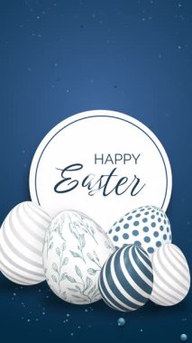 Mavi arka planda neşeli desenli paskalya yumurtaları ve parlak konfetiler. 