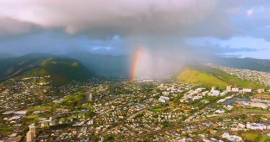 Güneşli bir günde, yağmur bulutları ve parlak gökkuşağıyla Honolulu Hawaii. Manoa 'nın yerleşim alanının hava görüntüsü.
