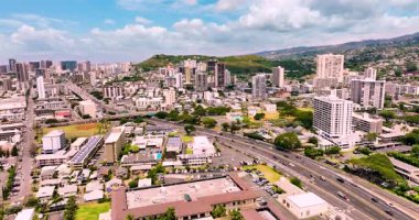 Güneşli bir günde Honolulu şehir merkezinde. Oahu adasında eyaletler arası otoyol H1 ile şehir sokakları. Punchbowl Krateri 'nin hava görüntüsü.