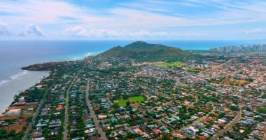 Havadan çekilen görüntülere göre güzel bir Kahala plajı boyunca yemyeşil, arka planda elmas başlıklı bir yer var. Hawaii adaları, Oahu.