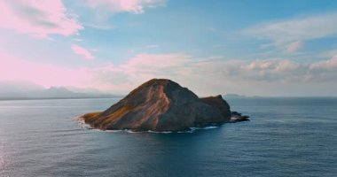 Hawaii sahillerinde Pasifik Okyanusu 'nun suları tarafından yıkanmış çıplak kayaları olan volkanik bir ada. Manana Adası Deniz Kuşu Sığınağı. Hava görünümü.