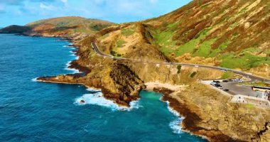 Okyanus kıyısında Koko volkanı yakınında bir otoban. Gözlem güvertesi Halona Hava Deliği Gözcüsü. Hawaii, Oahu 'da hava manzarası.