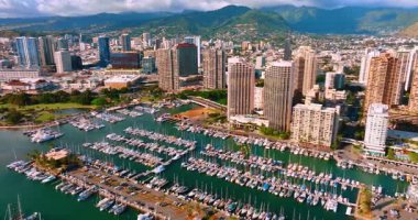 Ala Wai Limanı 'nda sakin bir sabah. Güneş ışığı ve Hawaii' deki Honolulu rıhtımında tekneler. Şehir merkezinde plajları ve otelleri olan sahil..