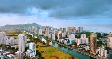 Okyanus kıyısında Ala Wai Kanalı 'nın sularının yakınında Diamond Head yanardağı olan yüksek binalar ve oteller. Honolulu, Hawaii. Hava görünümü.