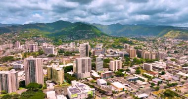Honolulu şehir merkezindeki yerleşim binalarının hava görüntüsü. Oahu adasındaki Manoa Vadisi 'nde dağlar, lise, üniversite kampüsü ve evler var..