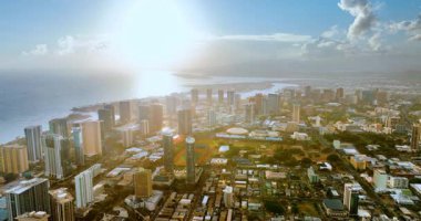 Şehir merkezinde Sunset Honolulu, Oahu. Hawaii 'de güneş ışığında parkları ve gökdelenleri olan şehrin panoraması. Hava görünümü.