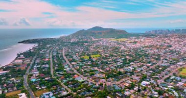 Honolulu şehir manzarasına ve okyanusa tepeden bakan Diamond Head yanardağının havadan görünüşü, Hawaii. İkamet alanları ve plajları olan şehrin manzarası..
