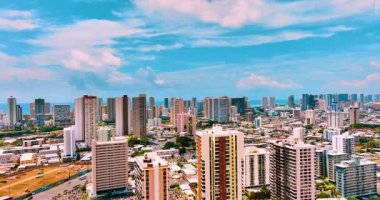 Honolulu şehir merkezinin havadan görünüşü, yüksek binalar, sokaklar. Hawaii 'deki Moilili Mahallesi, Oahu Adası..