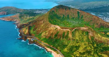 Koko Krateri 'nin ve Hawaii' nin okyanus kıyılarının havadan görüntüsü. Pasifik Okyanusu 'nun turkuaz suları ve sahildeki kumlu plajlar. Kalanianeole otoyolu.