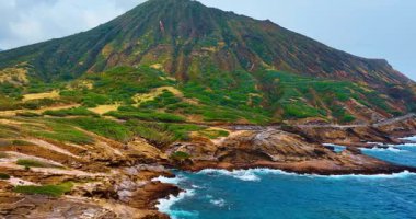 Oahu Hawaii Adası 'nın güneydoğu kıyısındaki Koko Krateri' ndeki Hanauma Körfezi 'nden hava görüntüsü. Pasifik Okyanusu 'nun mavi suları ve kayalara çarpan dalgalar.