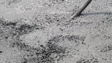 Beton inşaat alanında çalışan bir işçinin elinde beton vibratörü olan bir inşaatçı tarafından sıkıştırılır. Betondan hava boşaltma sürecine yakın çekim.