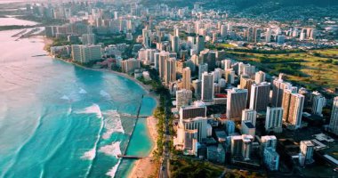 Pasifik Okyanusu kıyısında turkuaz suları ve Honolulu 'nun Waikiki bölgesinde kumlu plajları var. Lüks otellerin havadan görünüşü. Tatil köyü panoraması.