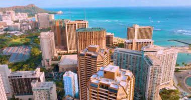 Hawaii plajı Honolulu şehri Waikiki plajı ve Oahu adasındaki Diamond Head dağ zirvesi manzarası. Hava görünümü.