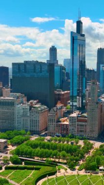 Chicago şehir merkezindeki modern mimari. Millennium Park 'ın yeşil çimenli ve ağaçlı havadan görünüşü yüksek cam gökdelenlere kadar. Willis Kulesi.