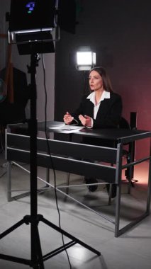 Pencereye dayanan başarılı bir iş kadını portresi.