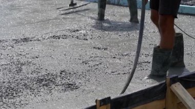 İnşaat alanında sıvı betonla titreşim çalışması