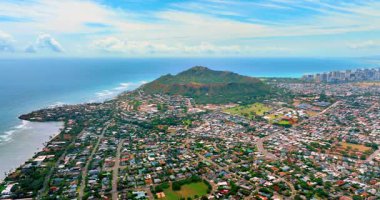 Kahala 'nın havadan görünüşü gözlerden uzak plajları ve Diamond Head Summit Trail' i olan lüks bir alandır. Honolulu şehrinin panoraması.